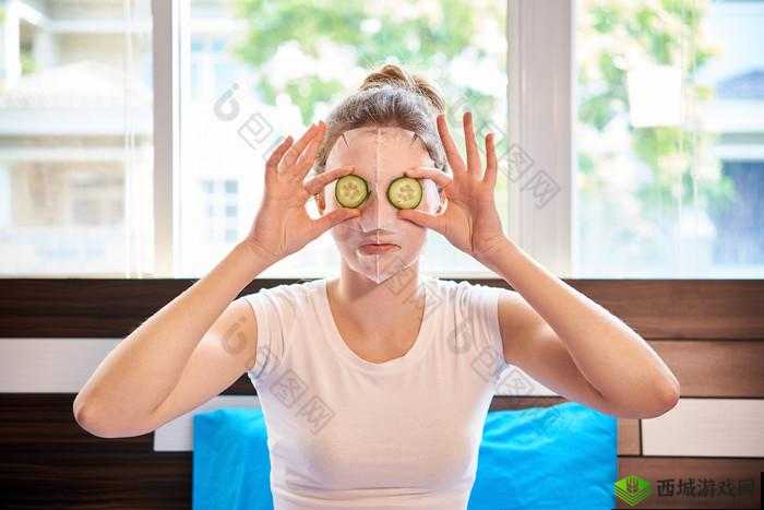 一个在上吃一个在下面敷面膜：有趣的生活场景