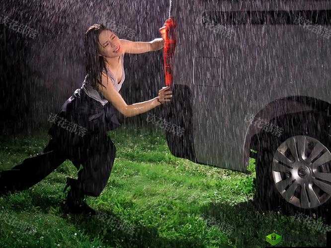 暴雨夜：女职员被困公司，孤独与恐惧笼罩